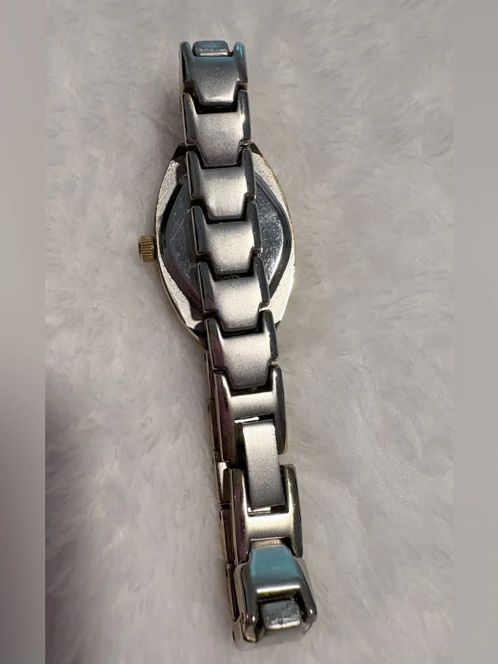 Classic Authentic Vtg Gucci Women's Oval Watch with Engraved Crest - Ref. 59312